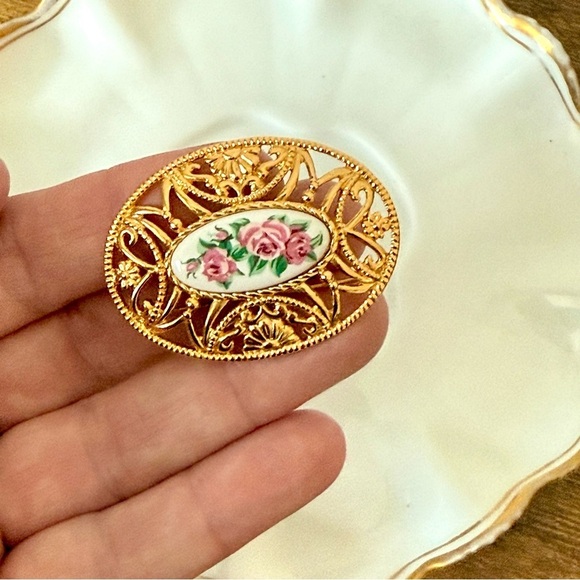 Vintage Avon Brooch - Goldtone Filigree with Hand Painted Florals - Picture 5 of 8